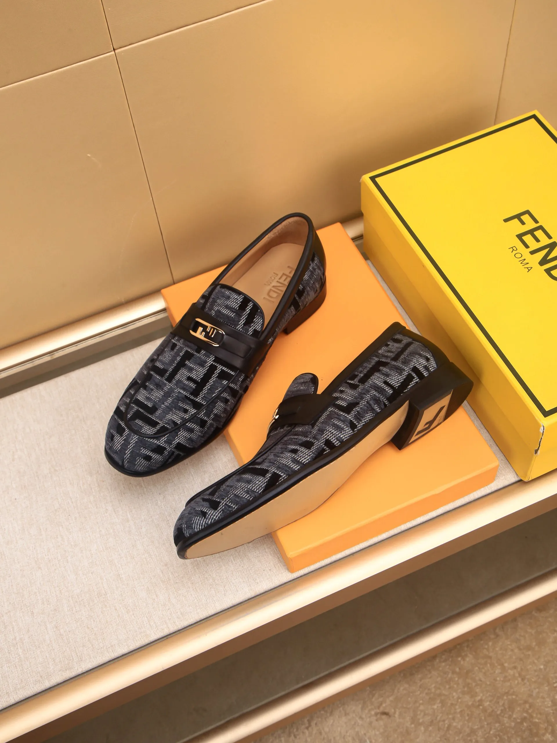Men's shoes💰460 🕷🕷【FENDI】The latest men's formal leather shoes🇨🇳Classic series not to be missed💯The first layer is made of imported first-layer cowhide☘Original quality, the leather is smooth and delicate🎋Awesome version, perfect streamlined outline🍇🐮Leather lining, code number 39-44...(customized at 38.45.46.47)